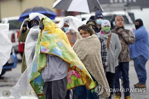 추위에 떨고 있는 미국 텍사스주 주민[AP=연합뉴스자료사진]